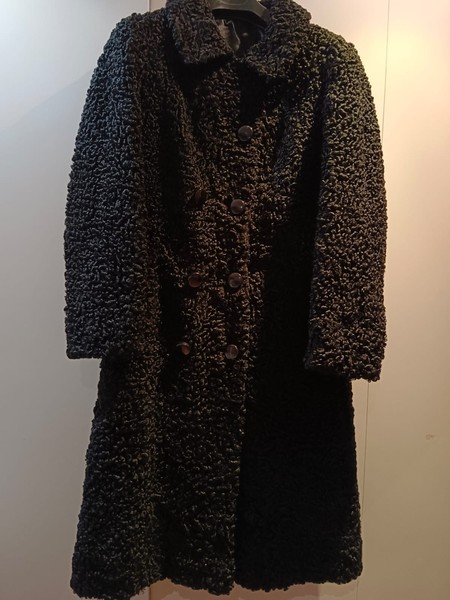 ABRIGO DE ASTRACÁN NEGRO