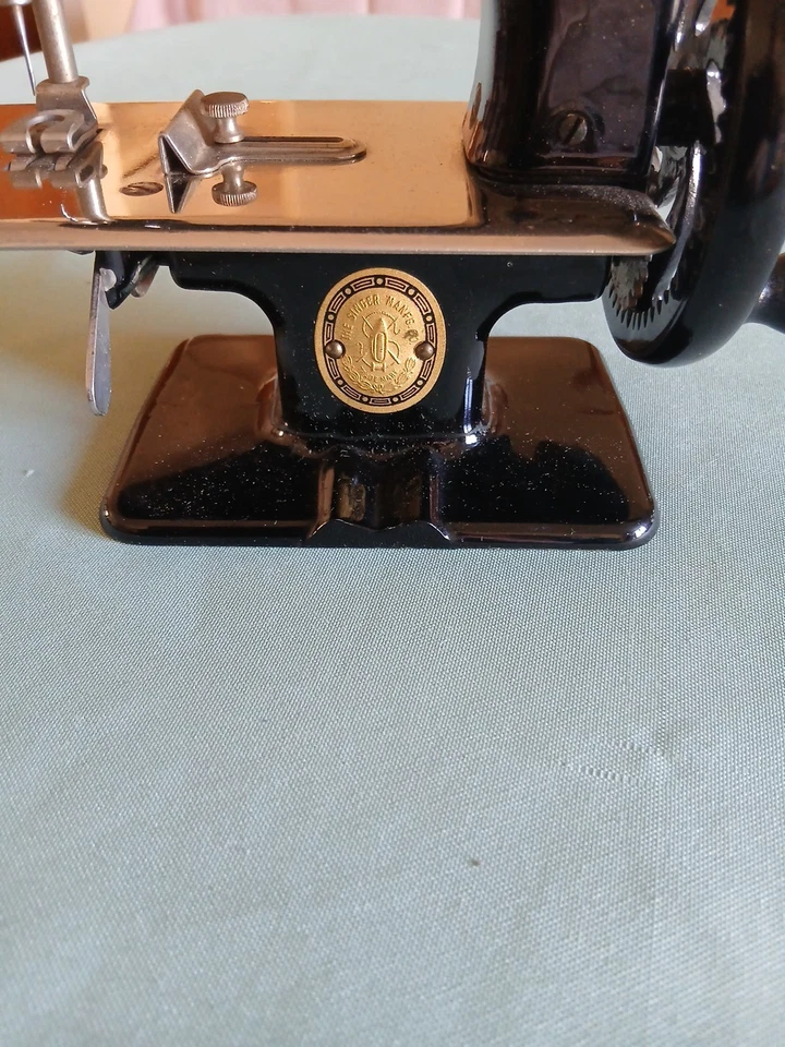 ANCIENNE PETITE MACHINE A COUDRE SINGER JOUET ENFANT FONTE ALUMINIUM - Photo 3/4