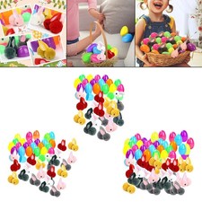 Uova di Pasqua con coniglietti pasquali, giocattoli di peluche, simpatici