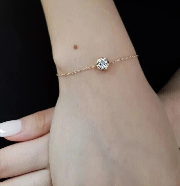 Juego de bisel de 1 quilate brazalete de cadena solitario de diamantes simulados chapado en oro amarillo de 14K Foto 3 de 4