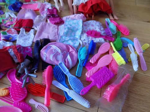Vintage Barbie fireplace dishes accessories table dolls combs brushes lot clothe - Picture 9 of 16