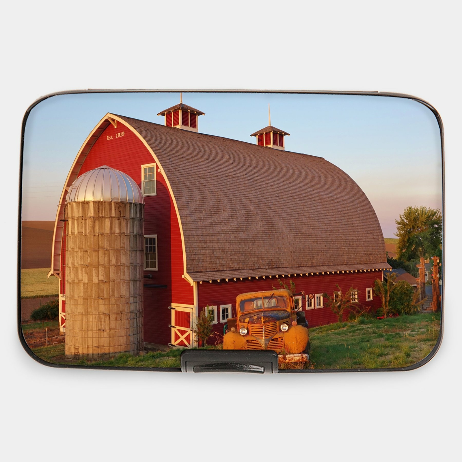 Красный сарай и старый грузовик с RFID-защитой для кредитной карты и кошелька с наличными