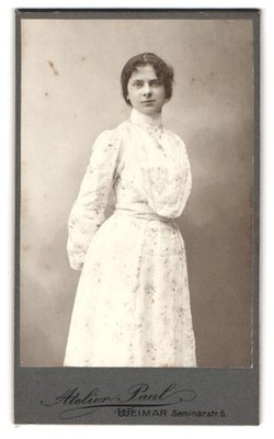 Fotografie Atelier Paul, Weimar, Seminarstraße 6, Amalie Kurz in elegantem Klei 