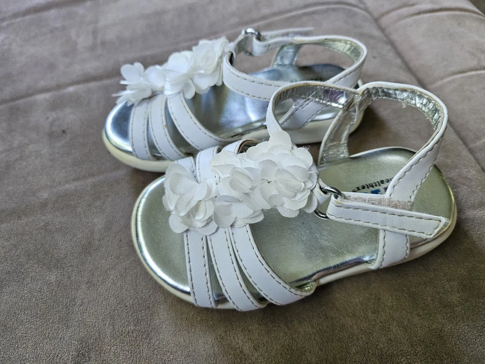 Sandálias brancas HEALTHTEX flores tamanho 4.   (bxS) - Imagem 3 de 4