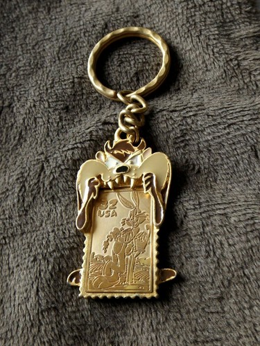 TAZ BUGS BUNNY STAMP KEYCHAIN * LOONEY TUNES STAMP COLLECTION * GOLD TONE STAMP - Imagen 3 de 6