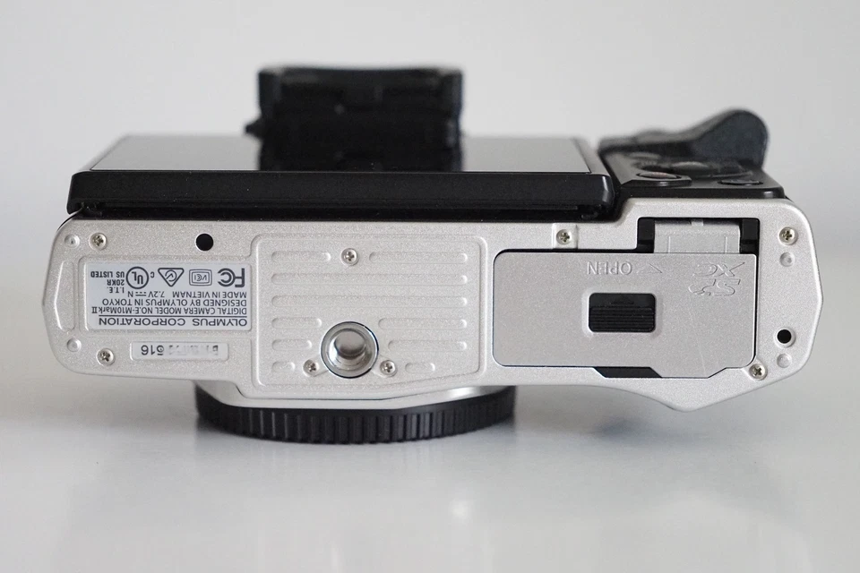 Olympus OM-D E-M10 Mark II, silber, 2640 Klicks, MFT Micro Four Thirds, sehr gut - Bild 3 von 4