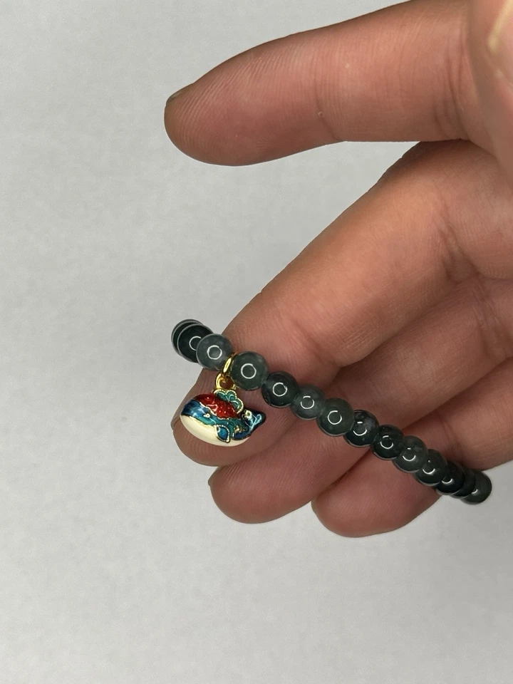 Pulsera de jade tipo A birmana hecha a mano con dije de ballena esmaltada en plata S925 Foto 4 de 4