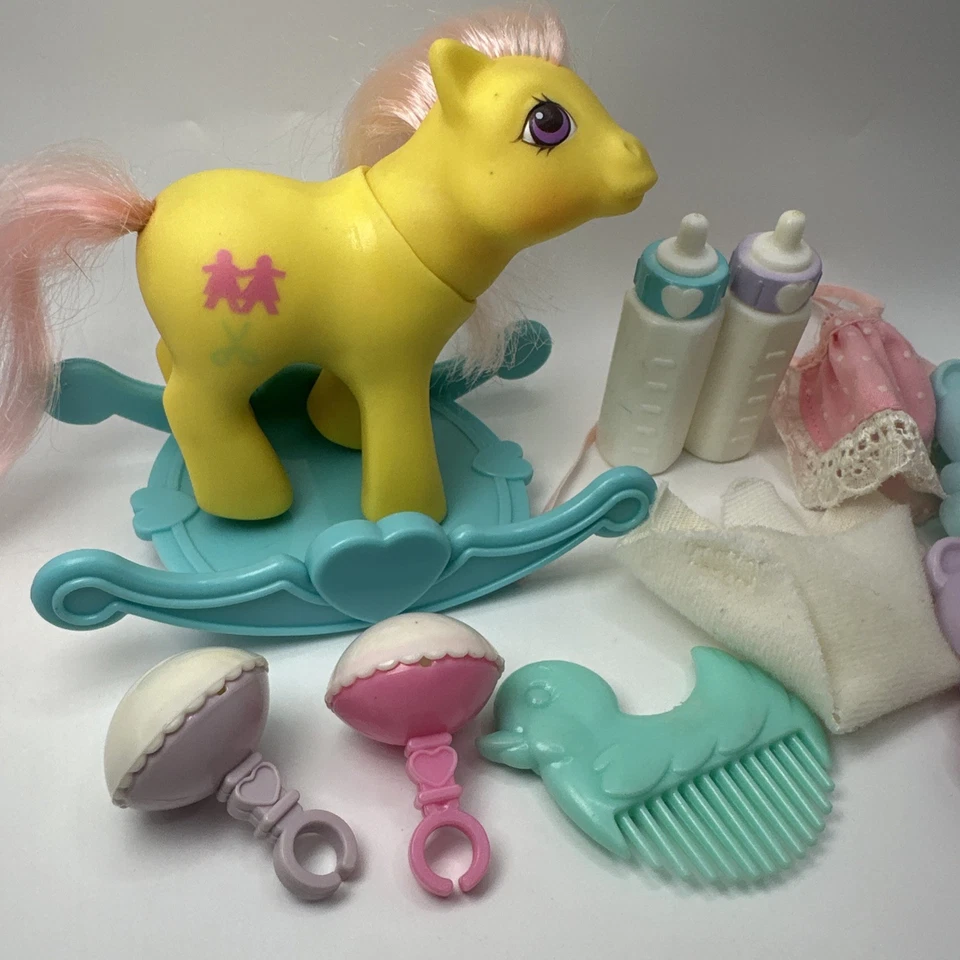 Lote De Colección My Little Pony G1 Baby Snippy Peek A Boo Amarillo con Biberones de Sonajero Foto 3 de 4