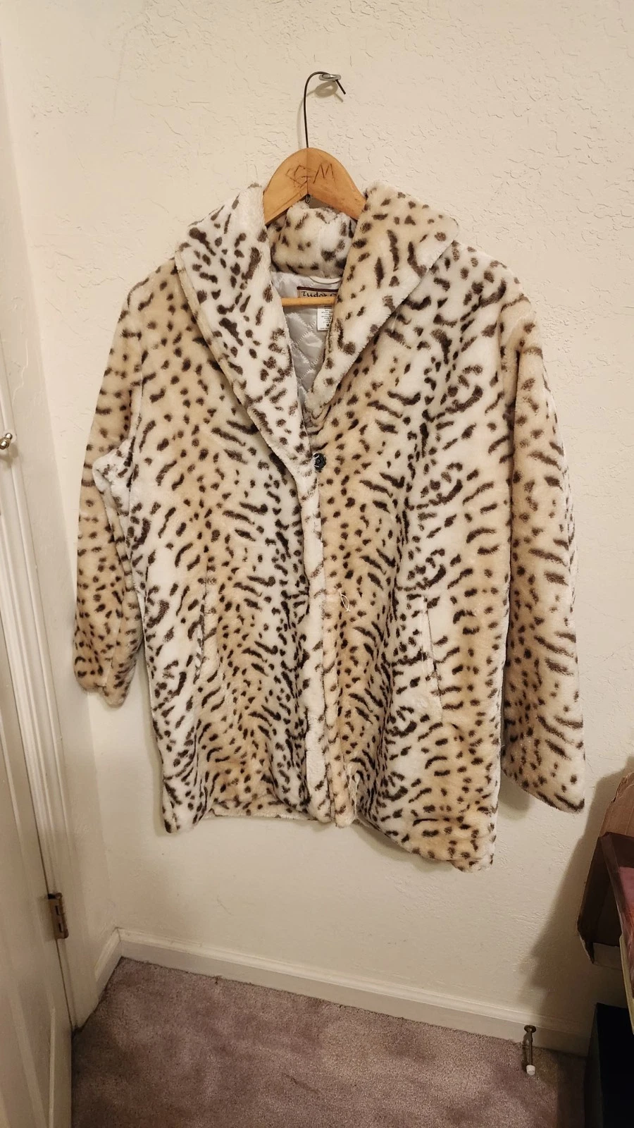 80's Y2K SNOW LEOPARD Faux Fur Coat Tudor Court
