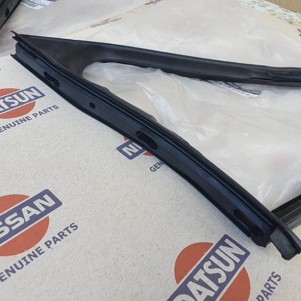 DATSUN 1200 Weatherstrip 1/4 Ventilador Goma Derecha y Derecha Genuino OEM NISSAN B110 Foto 2 de 4