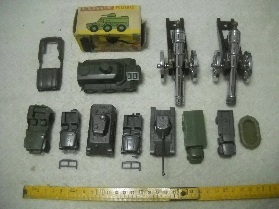 Lotto 12 automezzi militari e cannoni in metallo e plastica - anni 60 / 70 - Immagine 2 di 4