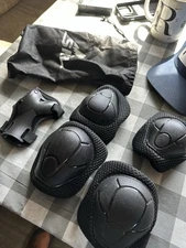 Knee and elbow pads, wrist guards for young child. black.