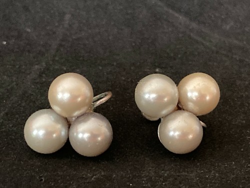 Vintage Pair of Faux Pearl Screw on Earrings - Picture 2 of 5
