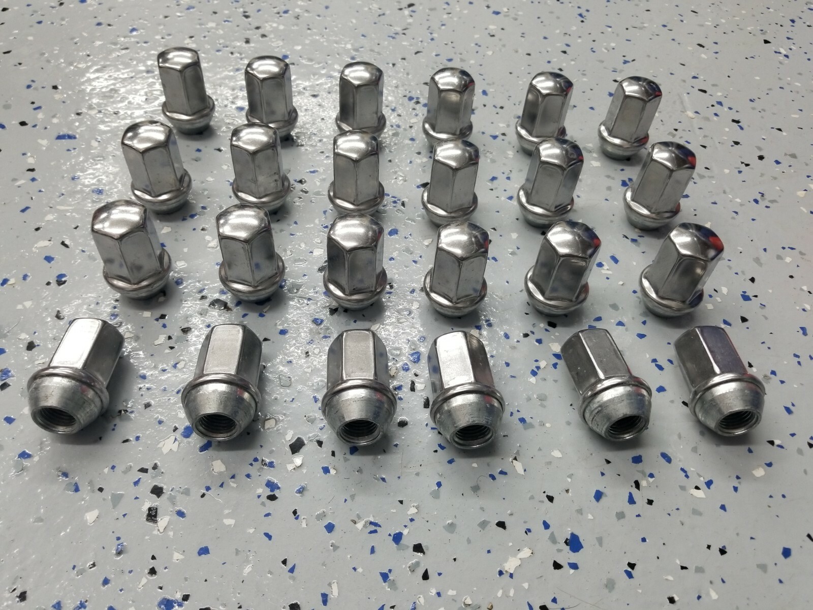 Chevy Silverado Suburban Tahoe Avalanche Factory OEM Chrome 14x1.5 Lugs