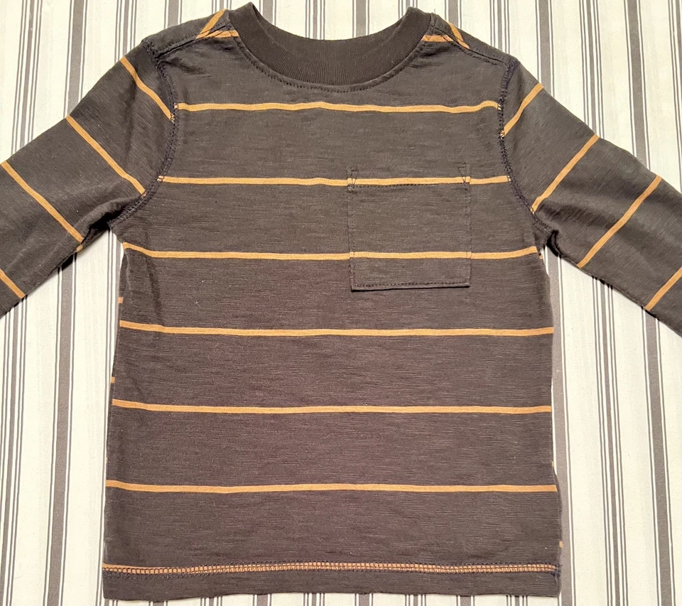 Camiseta Camiseta Old Navy para niños pequeños gris y tostada manga larga a rayas bolsillo talla 2T Foto 2 de 4