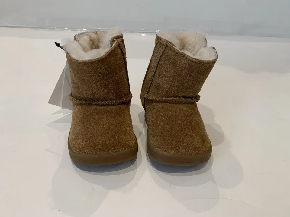 Botas UGG Infantiles Castaño, Talla 0/1 Foto 2 de 4