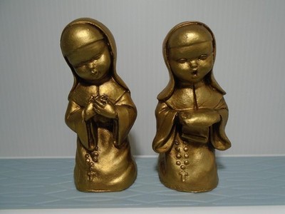 VINTAGE SET OF 2 GOLD COLOR PLASTIC SINGING & PRAYING NUN 3.75'' FIGURINES UNBRAN