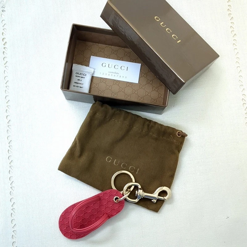 GUCCI Gg Logo Tong Charm Sandales de Plage Porte clés Caoutchouc Métal Rouge Accessoires Femme