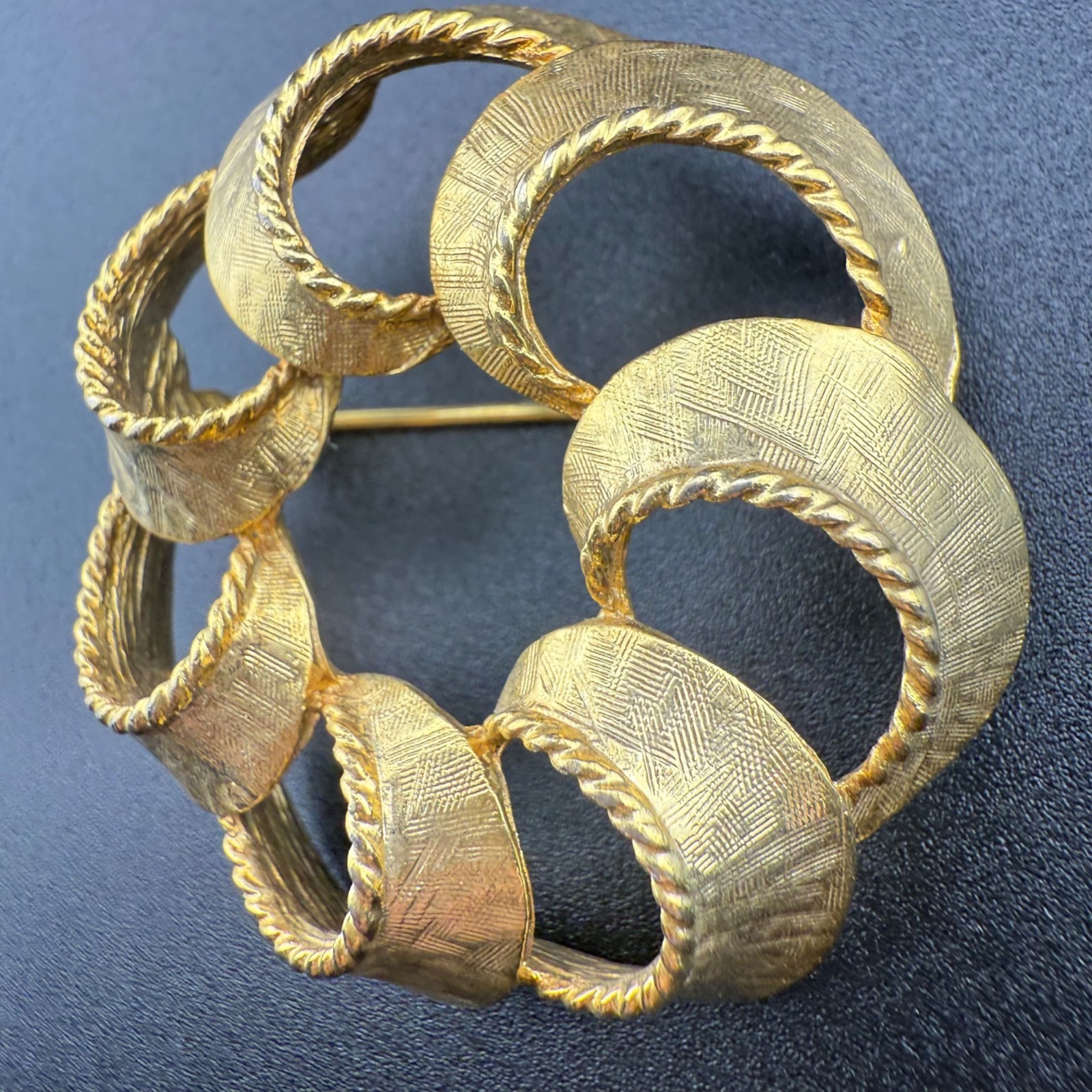 Gold-Tone Textured Interlocking Circle Vintage Br… - image 4
