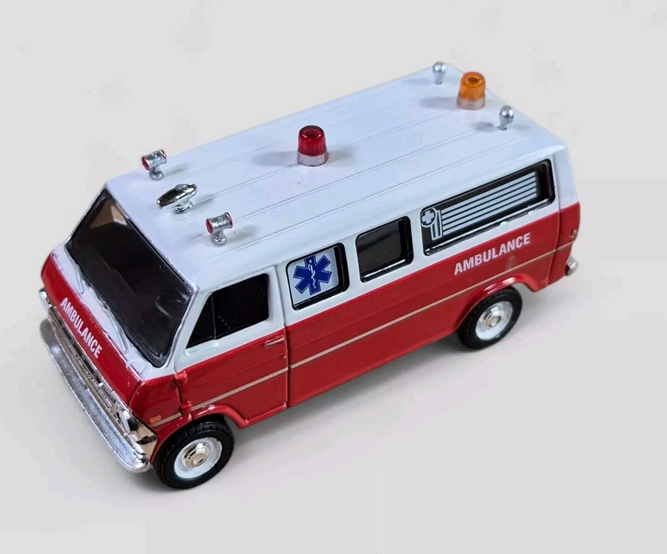 Ford Club Wagon 1970 ambulancia diorama coleccionable DieCast modelo coche suelto 1:64 Foto 2 de 4