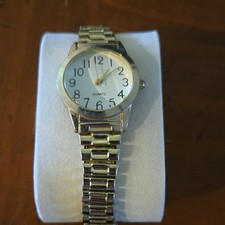 Quartz Unisex Analog Wristwatch Gold Tone Metal Band White Dial Arabic Numerals