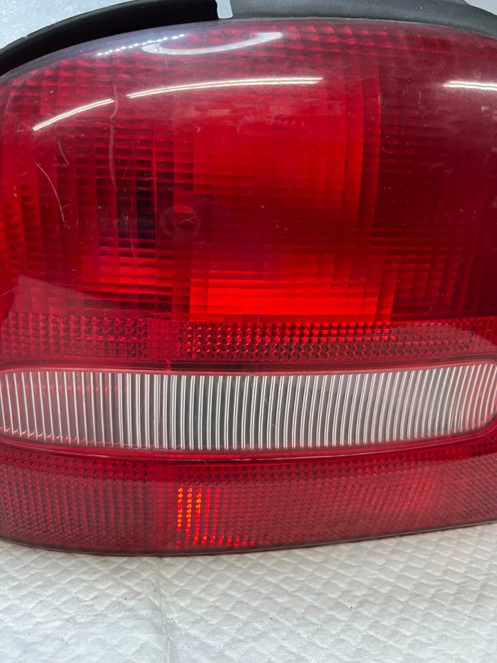 1998 DODGE NEON LANTERNA TRASEIRA LATERAL ESQUERDA DO MOTORISTA 5261863 FABRICANTE DE EQUIPAMENTO ORIGINAL (W-23) - Imagem 3 de 4