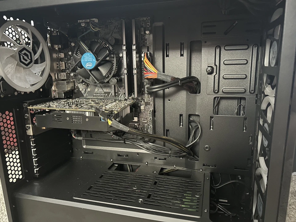 PC CyberpowerPC Gamer Xtreme VR GXiVR8060A5 con accesorios y RAM mejorada Foto 2 de 4