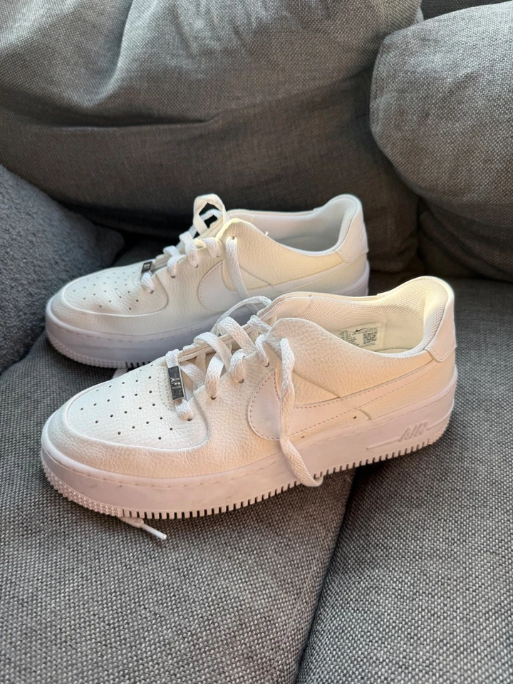 Talla 9.5 - Nike Air Force 1 Sage Low Triple Blanco W Foto 3 de 4