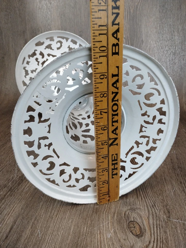 "Mesa auxiliar de pedestal con soporte para plantas de latón macizo pintado blanco de 18"" redonda de metal perforado" Foto 4 de 4