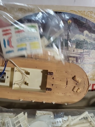 Revell Robert E. Lee Steamship kit H-402:398 Open Model Kit - Picture 15 of 24