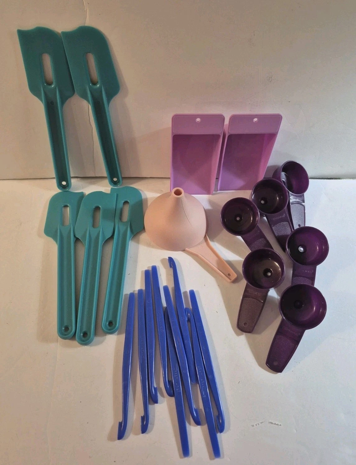22 Tupperware Gadgets-5 Paddle Scrapers, 7 Funnels, 8 Citrus Peelers, 2 Scoops