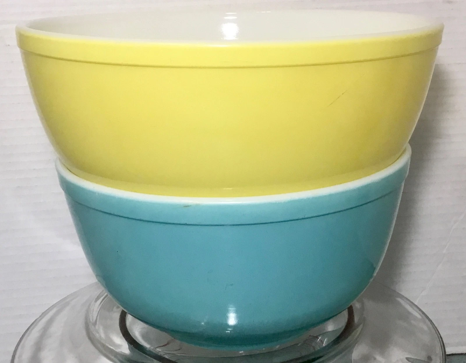 1950'S PYREX 403 AQUA 2-1/2 QT & 404 YELLOW 4 QT MIXING BOWLS OUTER SCRATCHES