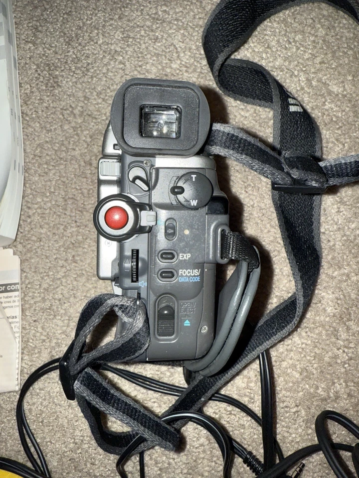 Canon Elura mini DV Camcorder TESTED Works.Bag, Batteries,Tapes Remote & Cords - Image 2 of 4