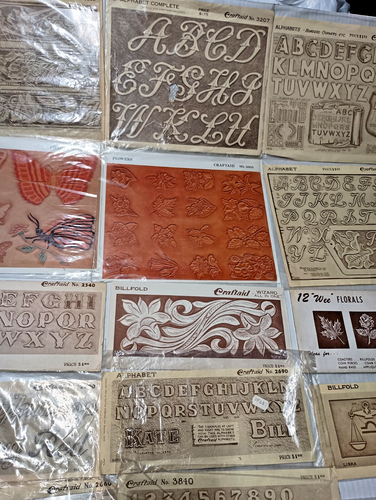 GREAT LOT 23 NOS VINTAGE CRAFTAID LEATHER TEMPLATES PLASTIC 1953-78 BILLFOLD - Picture 12 of 23