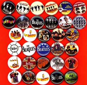 The-Beatles-x-32-button-pin-badge-John-Paul-George-Ringo-Yellow-Submarine