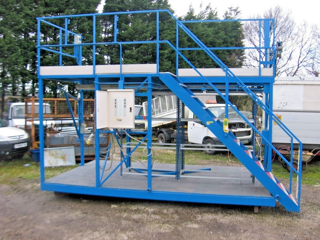 MOBILE WORKING PLATFORM PODIUM STAGEING TOP QUALITY EX ARMY / RAF MOBILE WORKING PLATFORM PODIUM STAGEING TOP QUALITY EX ARMY / RAF