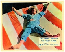 ESE TOQUE DE VISÓN Tarjeta de vestíbulo original Doris Day piernas extendidas en hoja 1962