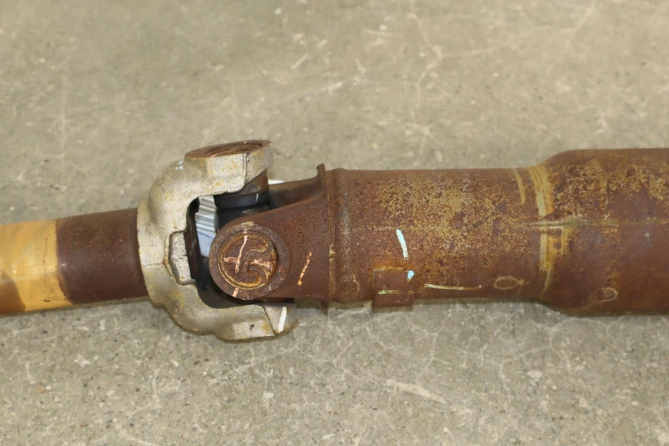 07-14 Chevy Suburban 4x4 Rear Driveshaft Assembly Good U-Joints — 第 3/4 张图片