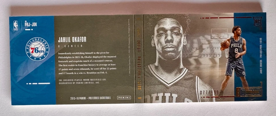 Libro de jugadas preferido 2015-16 Jahlil Okafor novato Jumbo folleto reliquia SP #/199 Foto 2 de 2