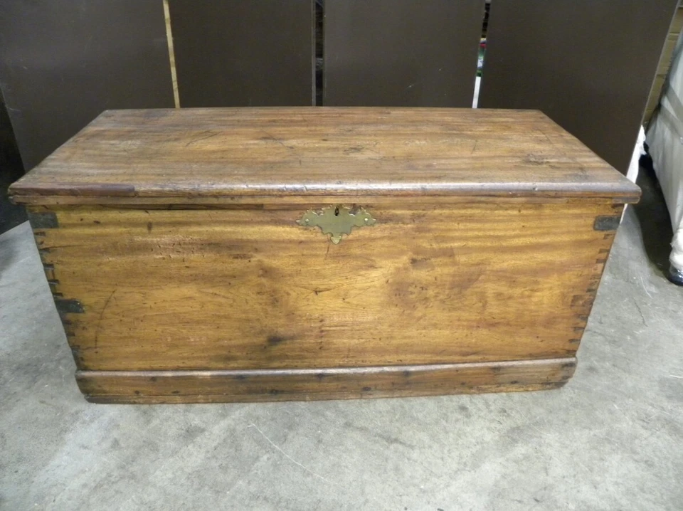 Cofre de marinero de madera de alcanfor del siglo XIX; tacos tallados y detalles de latón náuticos Foto 2 de 4