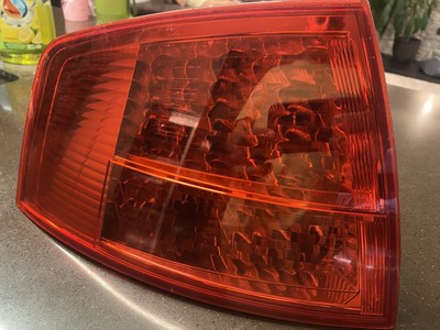Audi A8 4E D3 S8 RÜCKLICHT BREMSLICHT AUSSEN LINKS  4E0945095C