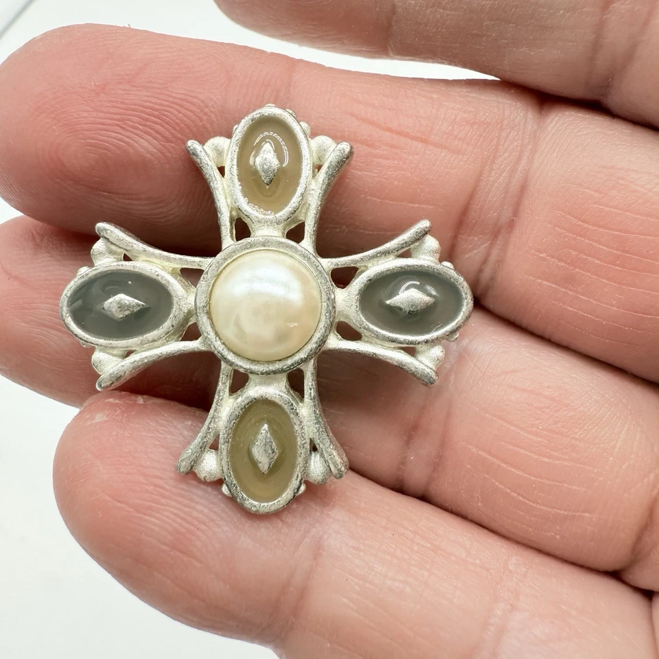 Hermoso broche cruz maltesa vintage esmalte tono dorado y perla sintética firmado AK Foto 4 de 4