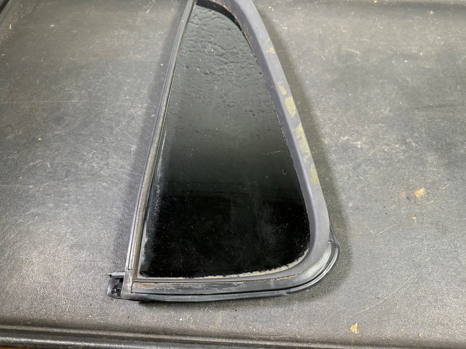 04-10 INFINITI QX56 04-15 NISSAN ARMADA RIGHT PASSENGER REAR VENT GLASS QUARTER - Image 3 of 4