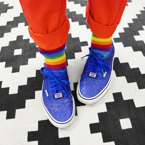 PROTECT TRANS LIVES 2 x ETIQUETAS DE CORDÓN DE ZAPATOS: dos pares de zapatos cerraduras de encaje LGBT pin regalo - Imagen 4 de 5