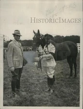 1938 Press Photo Randall Poindexter MHF of Smithtown Hounds Presents Trophy