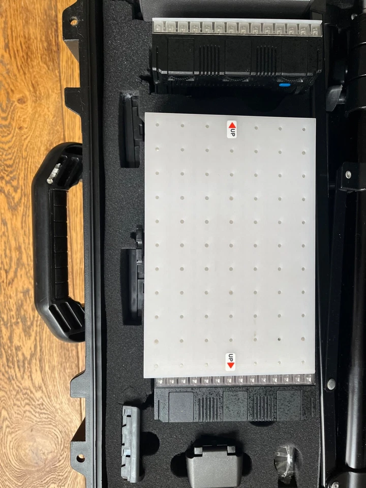 Datavision LG-B308CRK 3 x 308C Light Bi-Colour Reporter Kit WITH TRIPOD STAND  - Image 2 of 4