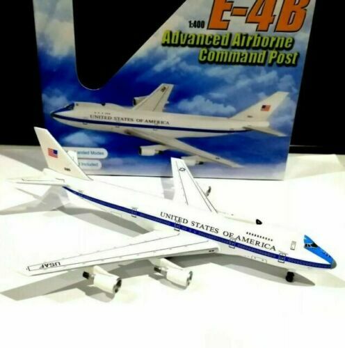 JC Wings Boeing 747-400LCF Modellflugzeug 1:200 - N747BC Bare Metal Edition