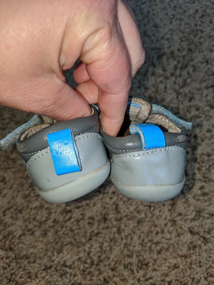 Ver Kai Run niño pequeño talla. 3 Sandalia estilo pescador gris y azul. Adorable Foto 2 de 4