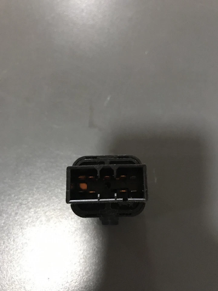 Daewoo Musso 2.9 Tdi 1999 anno Rhd Hazzard Interruttore 85210-05000 - Immagine 3 di 4