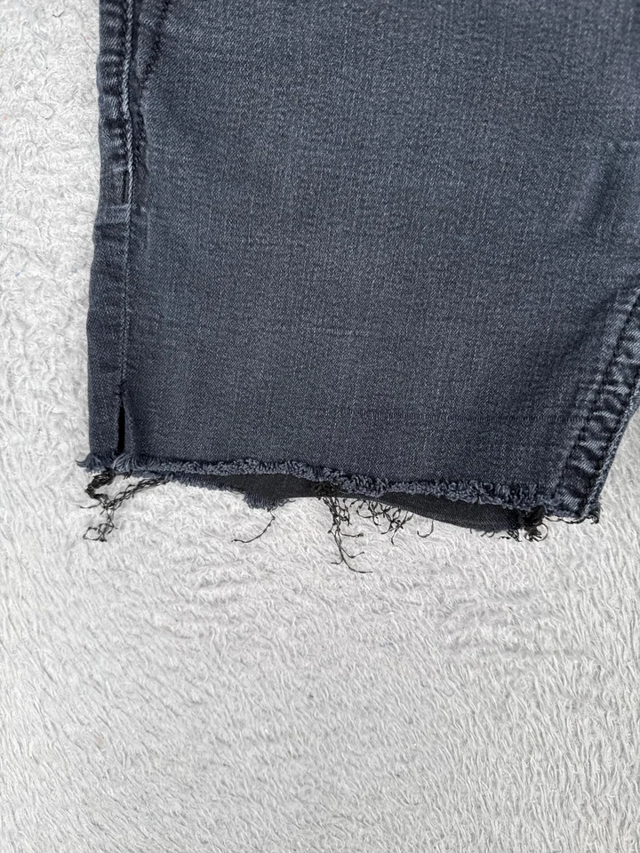Shorts feminino Miss Me 29 preto cinza denim corte bainha crua assinatura desgastada magro - Imagem 3 de 4